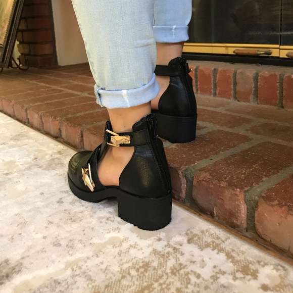 Black cut out sides block heel vegan booties✨ - Picture 5 of 8